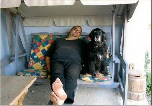 Hund und Herrchen auf der Hollywoodschaukel